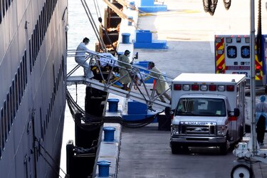 Los pasajeros de cruceros con coronavirus desembarcan en Florida y regresan a sus países en chárters