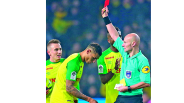 Tarjeta roja para árbitro que pateó a un jugador