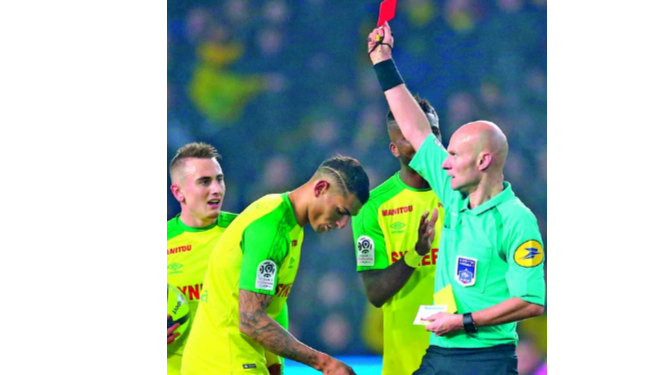 Tarjeta roja para árbitro que pateó a un jugador