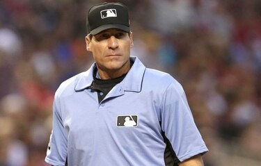 Árbitro demanda a MLB por discriminación racial