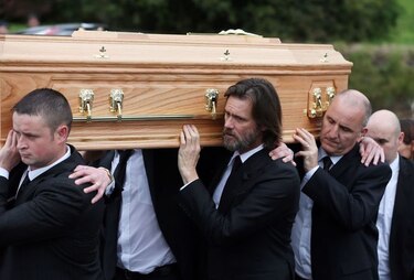 Jim Carrey lleva el ataúd de su exnovia Cathriona White en su funeral