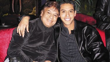 Hijo de Juan Gabriel demanda a Univision y Telemundo