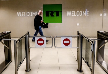La UE prohíbe difusión de los medios estatales rusos RT y Sputnik