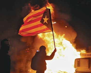 Heridos, desmanes y fuego afuera del estadio Camp Nou 