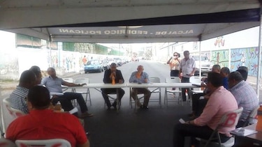 Ediles colonenses sesionan en la calle como medida de protesta