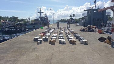 Senan intercepta lancha en la que se transportaban 2 mil 364 paquetes de droga