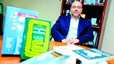 Una luna rosa inspira un libro de cuentos ganador