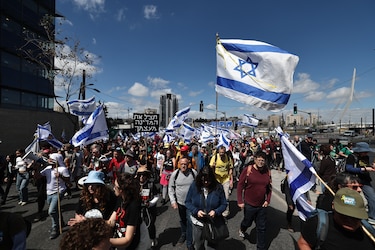 Miles protestan en Jerusalén contra fin del alto fuego en Gaza