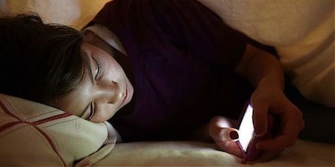 Los adolescentes latinoamericanos miran WhatsApp al despertar