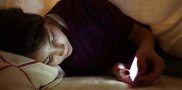 Los adolescentes latinoamericanos miran WhatsApp al despertar