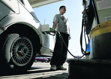 Se acentúa la caída de los combustibles