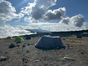 Cómo plantar la bandera panameña en la cima del Kilimanjaro a los 80 años