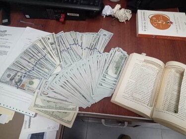 Pareja de viajeros intentó burlar controles con $62 mil escondidos en libros