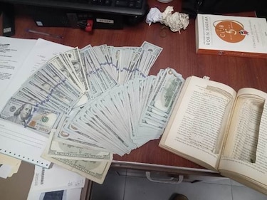 Pareja de viajeros intentó burlar controles con $62 mil escondidos en libros