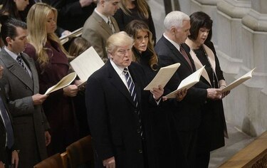 Tras oficio religioso, presidente Donald Trump empieza a gobernar