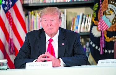 Trump firma nuevo decreto que bloquea migración desde seis países musulmanes