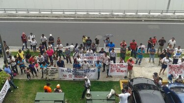 Grupo de precaristas protesta frente al Ministerio de Vivienda en Plaza Edison