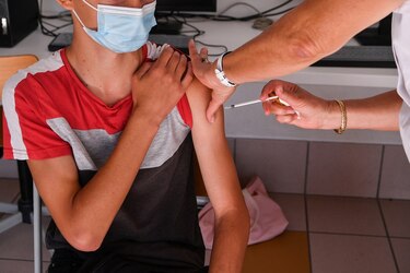 El debate sobre la tercera dosis de vacuna anticovid arrecia en el mundo