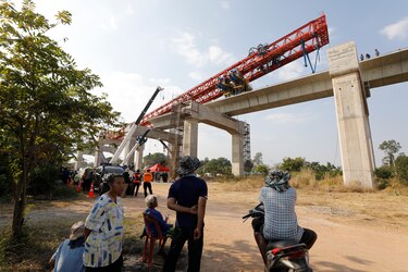 Al menos 32 fallecidos y decenas de heridos tras caer una grúa sobre un tren en Tailandia