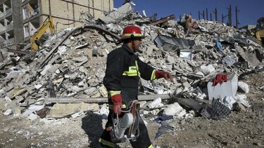 Rescatistas buscan entre restos del sismo en Irán e Irak