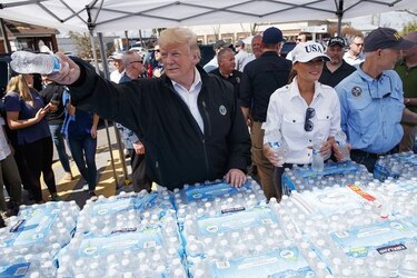 Donald Trump sobrevuela algunas comunidades devastadas en Florida