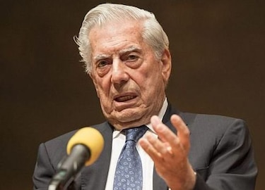 Vargas Llosa se solidariza con el pueblo peruano tras llegar a Lima