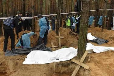 Ucrania exhuma unos 436 cadáveres de fosas comunes en Izium