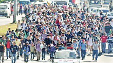 Centenares de salvadoreños salen en nueva caravana de migrantes hacia Estados Unidos