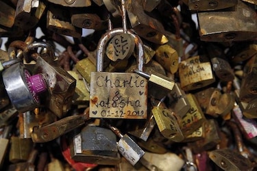Amor en venta: París subasta candados del amor de sus puentes