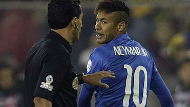 Neymar aterriza en Brasil tras ser suspendido en la Copa América
