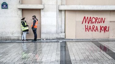 Macron sigue cayendo en los sondeos tras un mes de protestas en Francia