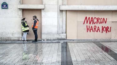 Macron sigue cayendo en los sondeos tras un mes de protestas en Francia