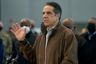 Cuomo solicita beneficios de jubilación tras renuncia como gobernador de Nueva York