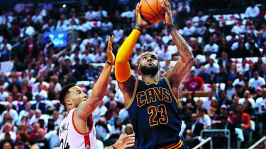 Con paso arrollador