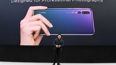 Huawei revela rival de iPhone X mientras crecen críticas en Estados Unidos