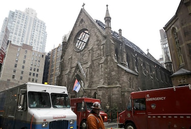 Incendio en iglesia de Nueva York habría sido accidente provocado por velas