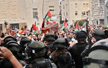 Policía israelí investigará la actuación de sus agentes en funeral de periodista palestina