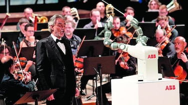 Robot ‘director de orquesta’ se roba el protagonismo