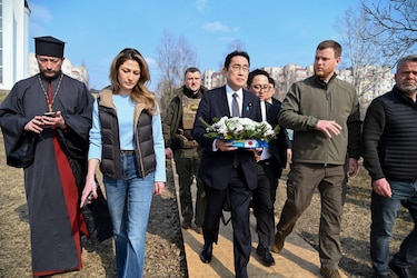 El primer ministro japonés visita Bucha antes de reunirse con Zelenski