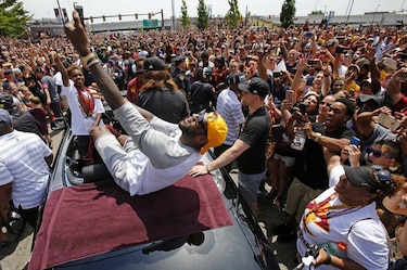 Cavaliers celebran con su afición el título de la NBA