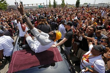 Cavaliers celebran con su afición el título de la NBA