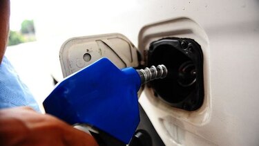 Este viernes los combustibles bajarán de precio