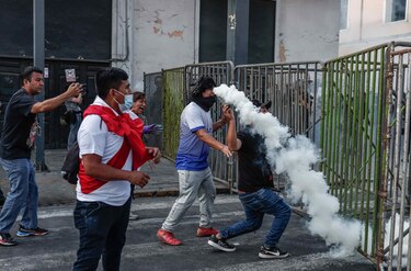 Manifestantes antigubernamentales en Lima atacan dos canales de televisión