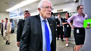 Sanders participaría en campaña de Clinton