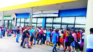 Cubanos, sin dinero para comprar boleto aéreo