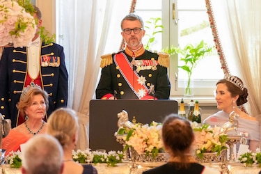 Mary de Dinamarca luce la tiara ‘Pearl Poire’, favorita de Margarita II, en el 20º aniversario de su boda con Federico X