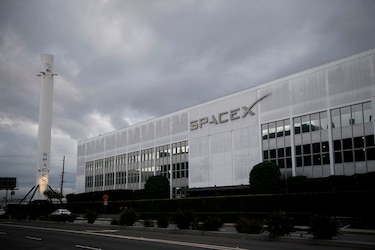 SpaceX espera llevar primeros turistas al espacio a fines de 2021