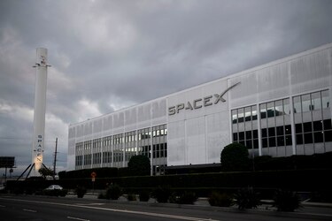 SpaceX espera llevar primeros turistas al espacio a fines de 2021