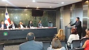 Cuestionan proyecto de reformas electorales en primer día de consultas