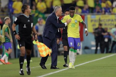 Casemiro manda a Brasil a octavos de final
